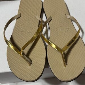 Havaianas Women's Tan and Gold Sandals. Preowned in excellent condition
